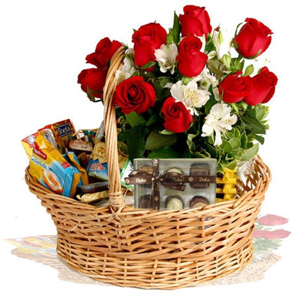 Cesta com rosas vermelhas, pelúcia e chocolates